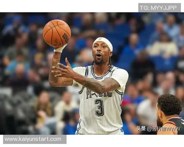身材高挑的里斯身穿尼克斯配色大衣观战NBA绯闻男友小卡特为魔术出战