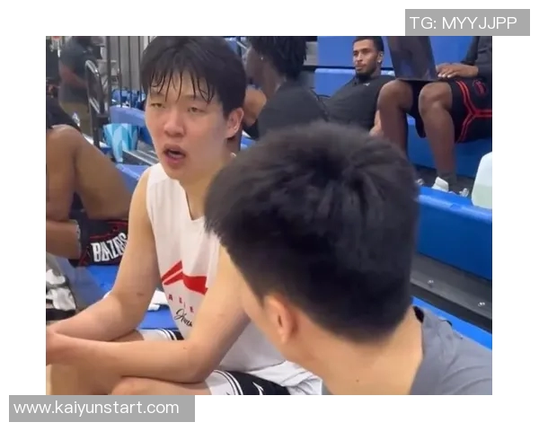 杨瀚森随队抵达多伦多加拿大网友街头偶遇成功合影留念