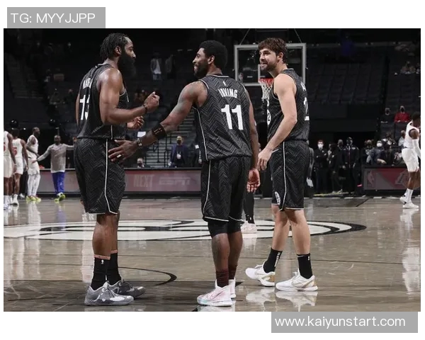 兰德尔娇妻现身主场为老公助威身材保持完美紫色大衣引人注目